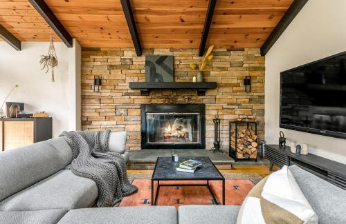Jewett Ski Chalet | Woodpecker House - Mountain retreat with hot tub - 10 min to skiing in Hunter & Windham