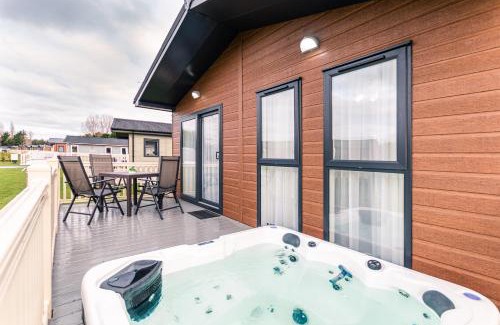 Allerthorpe Cabin | Woodpecker Lodge with Hot Tub