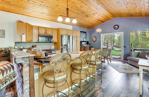 Crescent Cabin | Woodsy Cabin Retreat ~ 4 Mi to Crescent Lake!