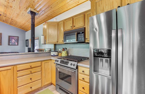 Crescent Cabin | Woodsy Cabin Retreat ~ 4 Mi to Crescent Lake!