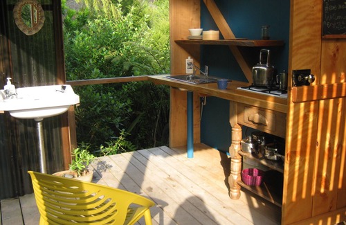 Tata Beach Cabin | Woody Mamaku Retreat . Eco stay close to sea and nature.