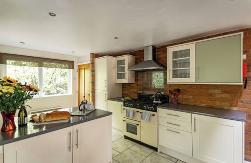 Farley Cabin | Wootton; woodland lodge for 8 with hot tub, log burner, BBQ, near Alton Towers.