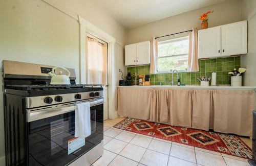 Rincon Heights Apartment | Work Desk- FirePit-Pool-Steps to UofA