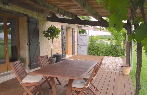 Saussignac House | Workshop Conversion - within a vineyard, views, pool, wifi, bikes & games-room