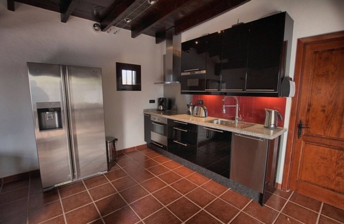 Los Mojones Villa | Wow! Contempory Rustic,2 Bed, H/pool, WIFI, H/tub, jacuzzi Sheer Luxury