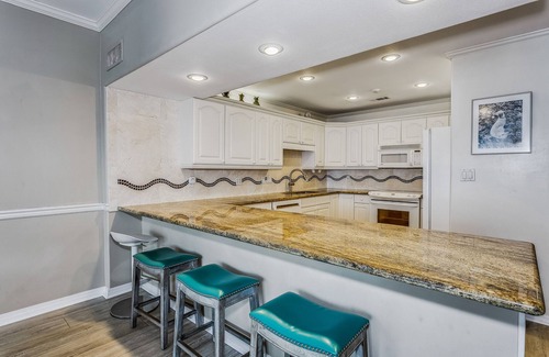 Villa Sabine House | WOW Free 4 Pet, Closest to the Gulf Luxury 4 Bed,3Bath 3 Decks Sleeps 14 2200 SF