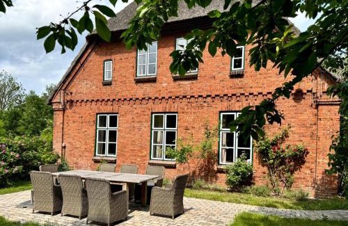 Kohn House | Wunderschönes großes Reetdachhaus zwischen Selenter See und Ostsee