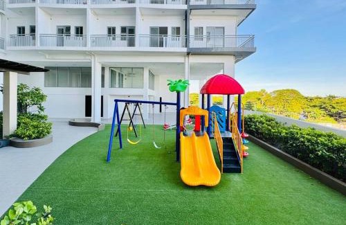 Mandurriao Apartment | WV 8 Serene Family Room