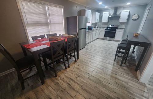 Hollandale House | X Marks the Spotn3 Bedrooms, 4 Beds, 1 bathroom House. Newly remodeled.