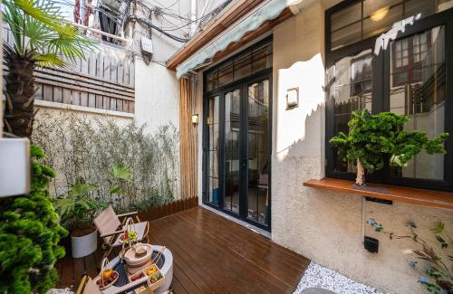 Downtown Shanghai Apartment | Xizhi B&B & Chinese-style courtyard
