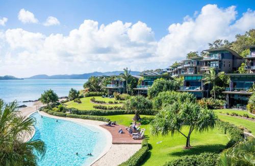Hamilton Island Villa | Yacht Club 33 Serenity House Ocean Views 2 Buggies