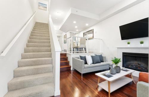 Central Apartment | Yaletown Contemporary 2BR Townhouse Central and Private Access