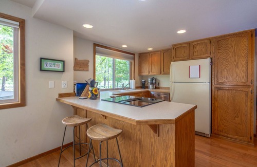 Deer Park House | YANK01 - Cozy Home, Gas Fireplace, Dog Friendly