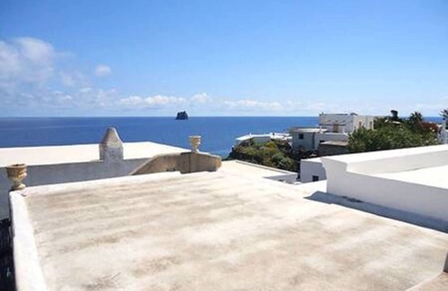Piscita House | Yellow House in Stromboli Piscità