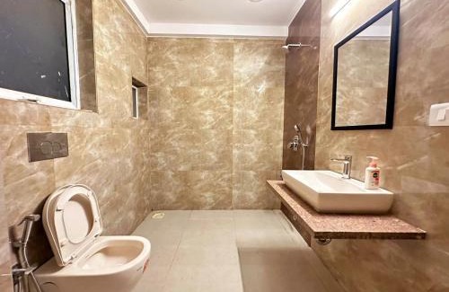 Arsiwalla Villa Villa | YellowBrick Villa - Near Market/Swimming pool/AC/Luxurious