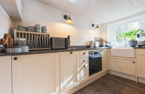 New Forest District Cottage | Yew Tree Cottage - detached cob cottage in the heart of Nomansland.