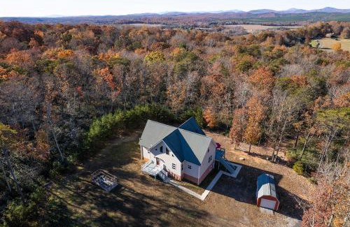 Buckingham House | Yogis Paradise with Deck about 1 Mi to Yogaville!