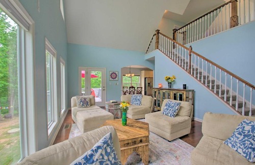 Buckingham House | Yogis Paradise with Deck about 1 Mi to Yogaville!