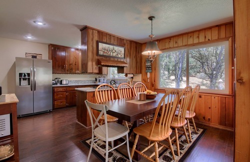 Yosemite Forks House | Yosemite Corner w NEW game room/Hot Tub/EV & more!