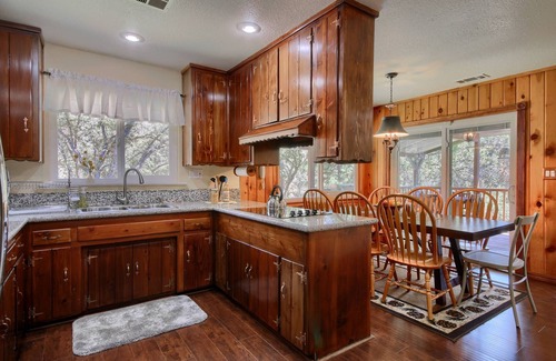 Yosemite Forks House | Yosemite Corner w NEW game room/Hot Tub/EV & more!