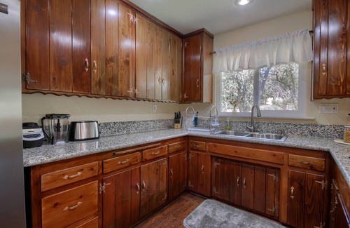 Yosemite Forks House | Yosemite Corner w NEW game room/Hot Tub/EV & more!