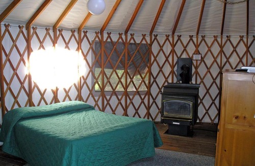 Harden Flat Resort | Yosemite Lakes Meadow Yurt 15