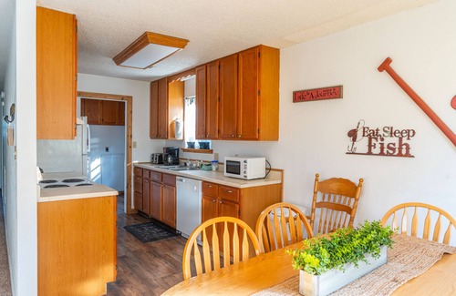 Weatherford House | You Don’t Want to Miss This! Full Kitchen, Outdoor Pool, Free Parking!