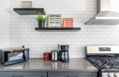 South San Gabriel House | Your Enchanting Studio Retreat: Perfect for Solo Adventurers and Couples, Unwind in Luxury with a King Bed, Gourmet Kitchen, Free Laundry Perks, and Lightning-Fast Internet for Ultimate Entertainment.