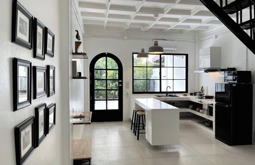 Chang Khlan House | Your Local Spacious 3-story Home, Rooftop views & King Beds near Night Bazaar
