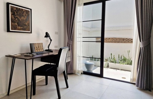 Chang Khlan House | Your Local Spacious 3-story Home, Rooftop views & King Beds near Night Bazaar