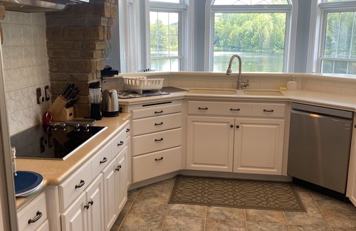 Dorset House | Your Own Private Lake, Pet Friendly, Luxury Family Retreat, up to 10 guests.