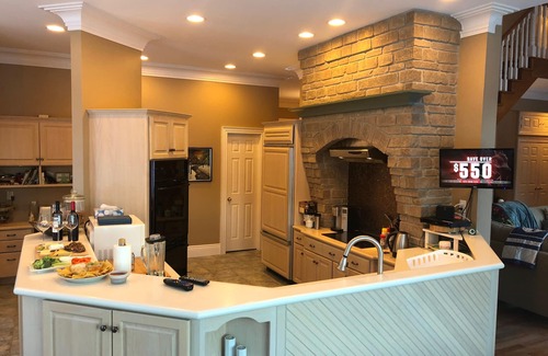 Dorset House | Your Own Private Lake, Pet Friendly, Luxury Family Retreat, up to 10 guests.