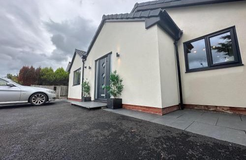 Trafford House | Your Perfect Getaway with Hot Tub
