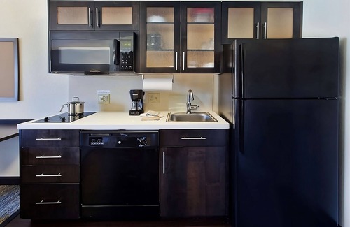 Southfield Hotel | Your Relaxing Getaway Awaits! Family-friendly Room to Enjoy Equipped w/Kitchen