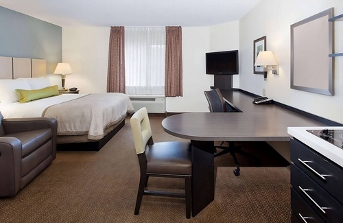 Southfield Hotel | Your Relaxing Getaway Awaits! Family-friendly Room to Enjoy Equipped w/Kitchen