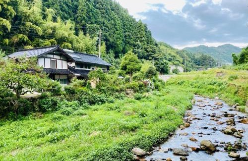 Maniwa House | Yubara Hot Springs - Entire Home, Relaxing River Access, Families Welcome