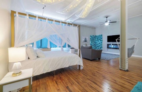 Corktown Apartment | Zen Den Downtown loft W/KING BED & massage table