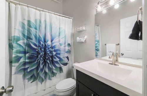 Corktown Apartment | Zen Den Downtown loft W/KING BED & massage table