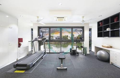 Bayview Apartment | ZenLux: 4BR Bayview Mansion Infinity Pool + Cinema