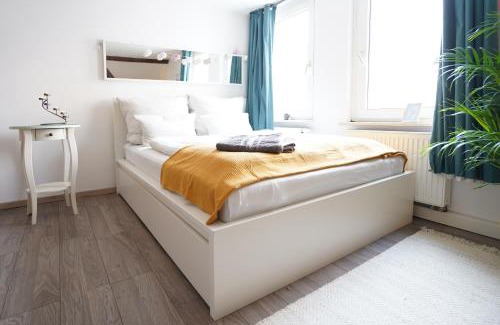 Giebichenstein House | Zentrale, gemütliche Dachgeschoss-Etage - 52qm - Altes Haus auf 2,5 Etagen exklusiv für Dich - mit 1 Schlafzimmer, Wohnzimmer und Rückzugsraum zum Verweilen - Küche, großes Bad, Netflix