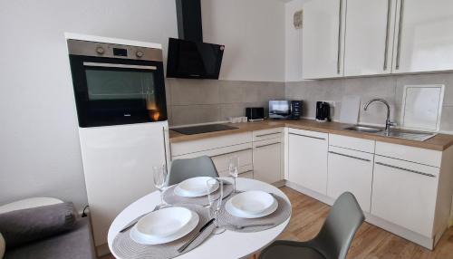 Chemnitz Apartment | Zentrum Apartment - OLED TV - PS4 - Balkon - Parking