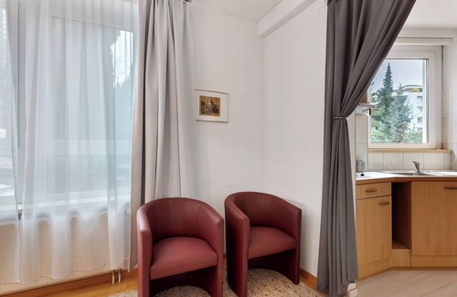 Kreuzlingen Apartment | 'Zimmer Mit Kochnische Rosenbaum' with Shared Garden and Wi-Fi