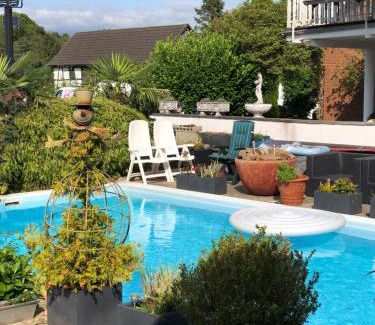 Ruppichteroth House | Zimmer mit Whirlpool und Garten