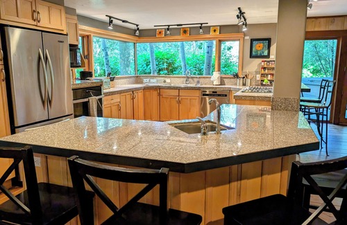 Hailey House | Zinc Spur, Spacious Private Retreat, Great for family events, Pet Friendly!