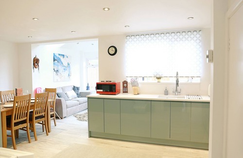 Chorlton-by-Backford House | Zoo Accommodation Chester; 10 min Walk! Sleeps 8