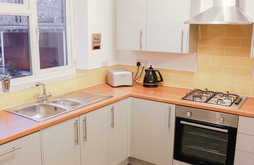 Chorlton-by-Backford House | Zoo House Chester - 400m from the Lions!