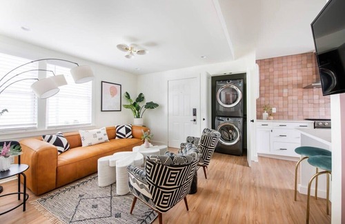 Westside House | Zuma Suite | Walk to King Street Shops!