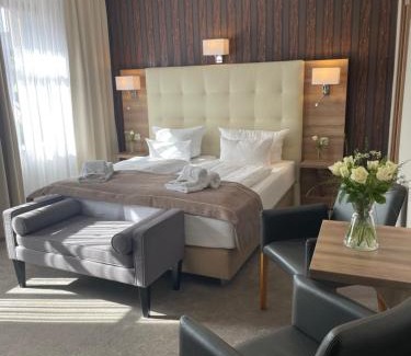 Weida Hotel | "Zur Altstadt - Am Fuße der Osterburg" Gaststätte, Pension, FEWO