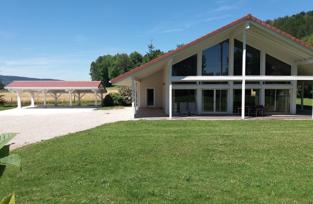 Évasion Bien-être au Lac de Chalain: Chalet de 150m² Avec Sauna et Balnéo