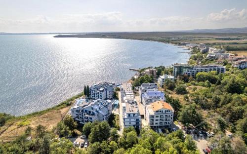 Двустаен апартамент с морска панорама в Blue Bay Palace